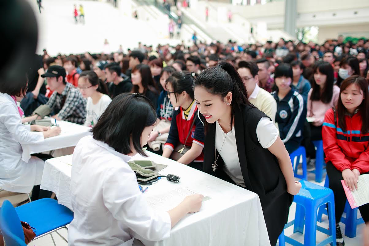 HH biển Nguyễn Thị Loan hạnh phúc khi được hiến máu cứu người